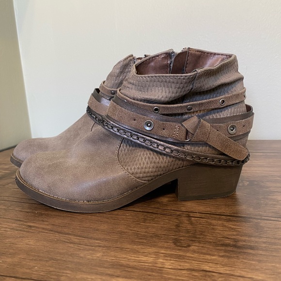 Short Heel Boots size 7 - Picture 2 of 3